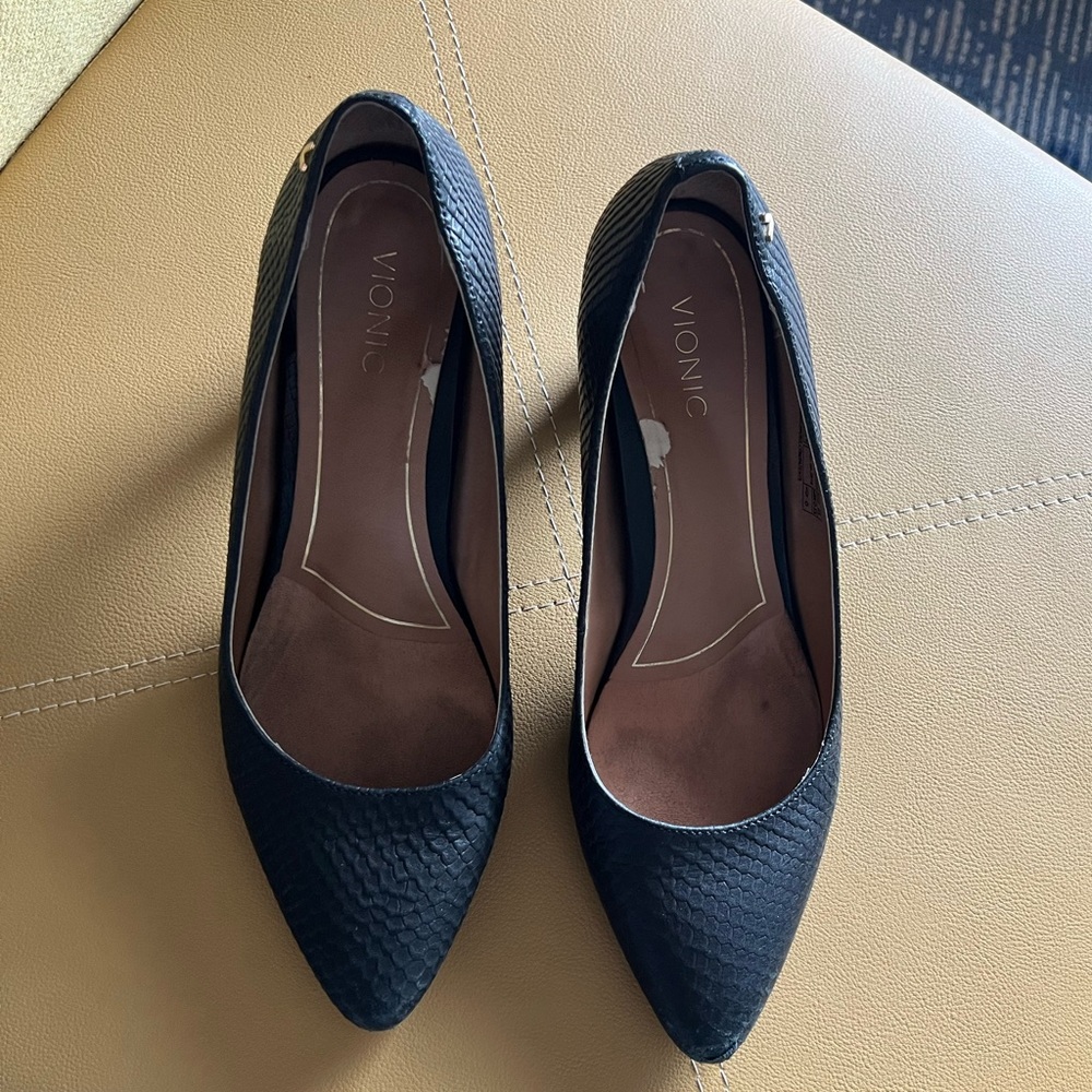 Vionic arch support heels - Picture 3 of 5
